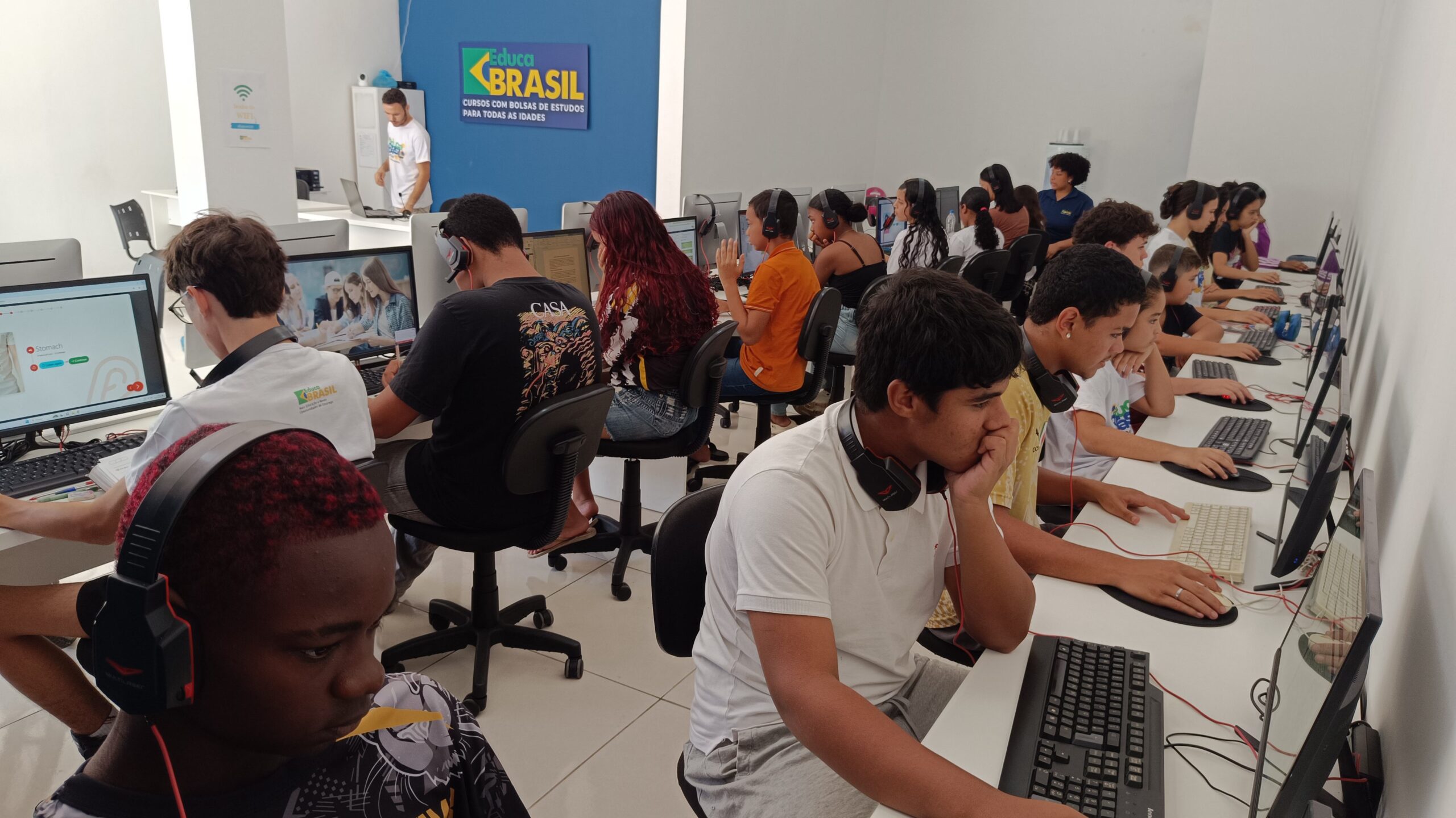 Sala de aula da Educa Brasil com alunos